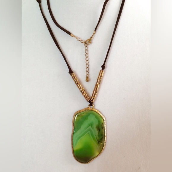 Green agate slice pendant on gold-tone black necklace - Picture 3 of 6